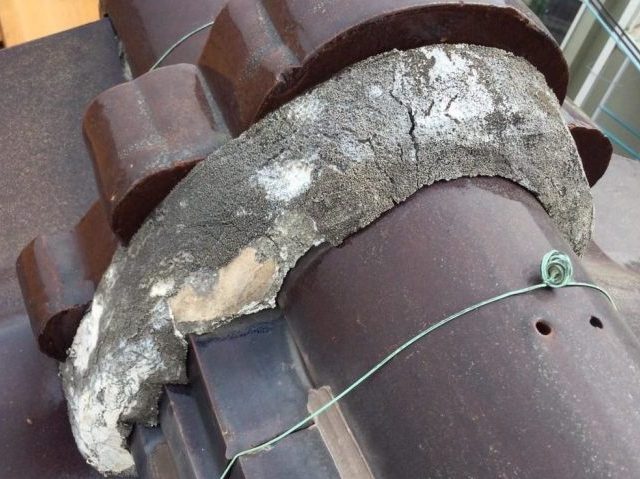 高砂市の棟漆喰のひび割れと変色